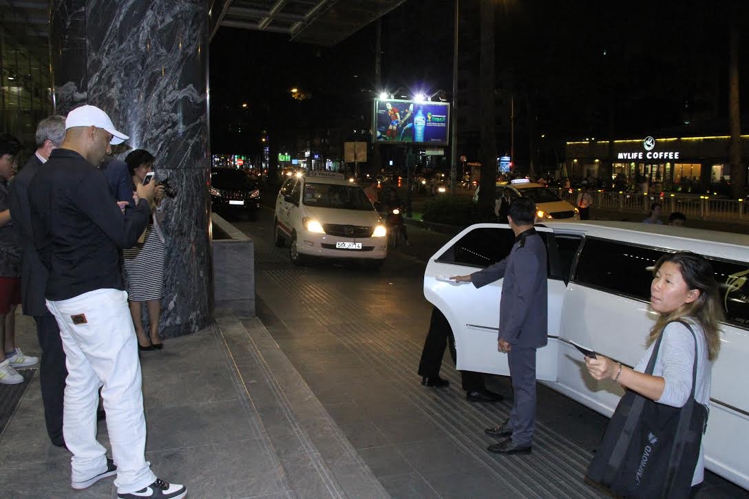 Sean Kingston vội vàng rời sân bay sau chuyến bay dài đến Việt Nam